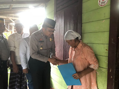 Sambut HUT Bhayangkara, Kapolsek Payung Sekaki Bantu Warga Kurang Mampu